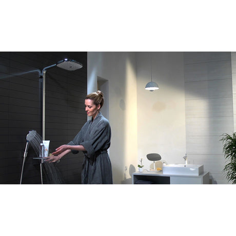 Colonne de douche Grohe chromée, robinetterie moderne, couleur argenté, salle de bain contemporaine.