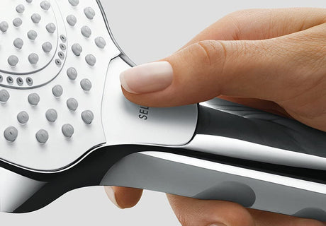 Douchette Grohe, pommeau de douche chromé argent, bouton de sélection ergonomique.