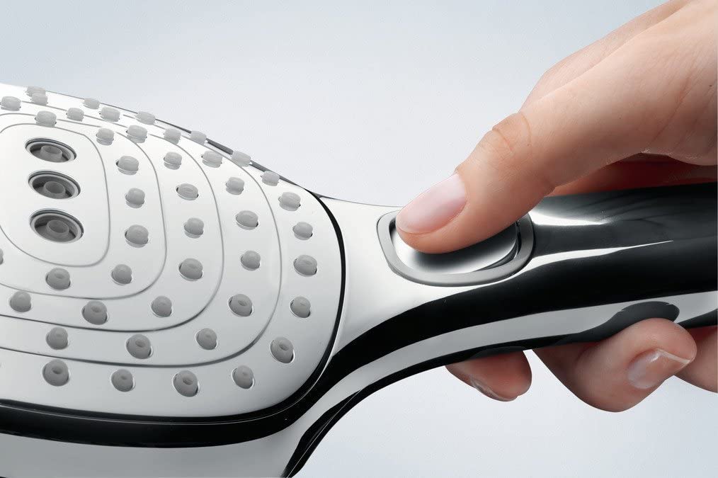 Douchette Grohe chromée, pommeau de douche, couleur argentée, gros plan sur bouton