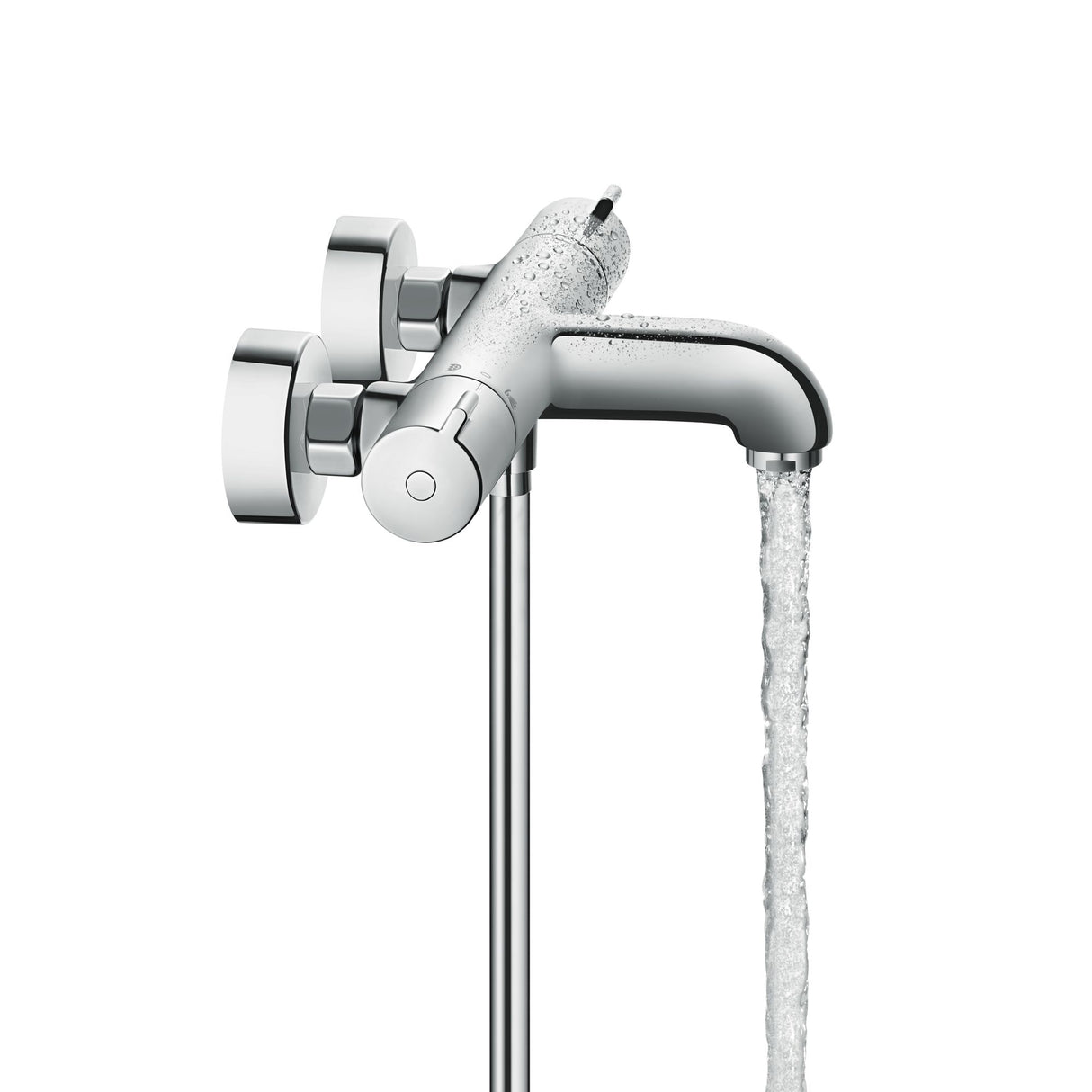 Mitigeur baignoire Hansgrohe, robinet chromé, eau coulant du bec.
