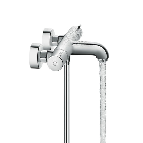 Mitigeur baignoire Hansgrohe, robinet chromé, eau coulant du bec.