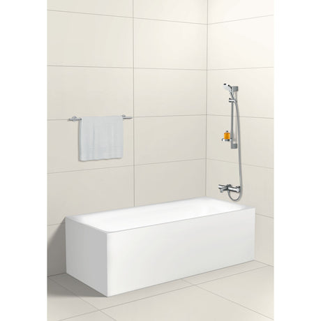 Baignoire blanche Grohe, type baignoire, couleur blanche, installée dans une salle de bain moderne.