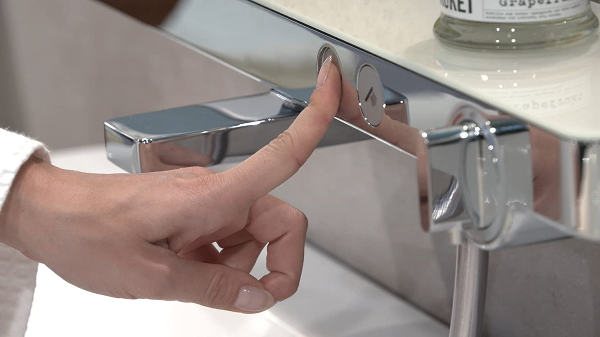 Mitigeur de douche Grohe en chrome, design moderne avec commande par bouton poussoir.