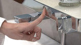 Mitigeur de douche Grohe en chrome, design moderne avec commande par bouton poussoir.