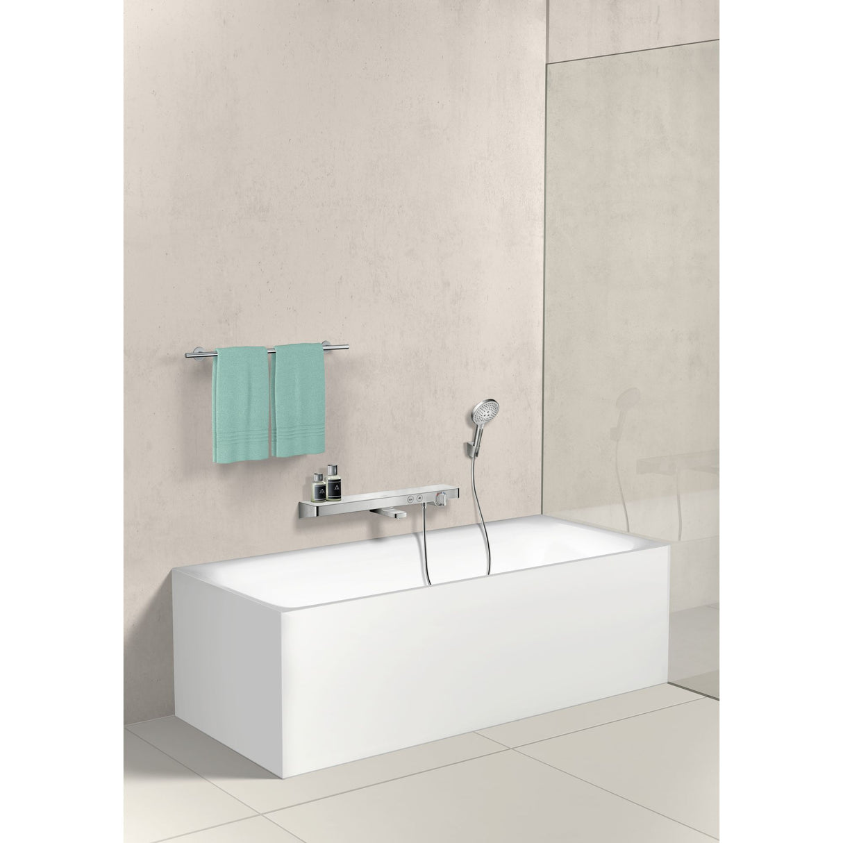 Mitigeur de baignoire chromé Grohe, design moderne, couleur argent, monté sur mur beige.