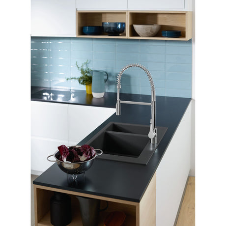 Mitigeur de cuisine Grohe, robinet type professionnel, finition chromée, installé sur évier noir