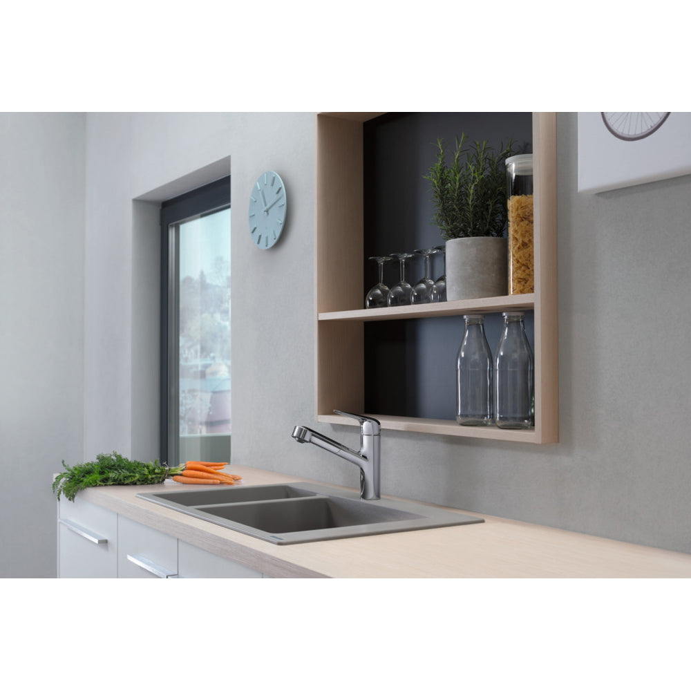Mitigeur de cuisine Grohe, robinet chromé gris, installé sur évier moderne