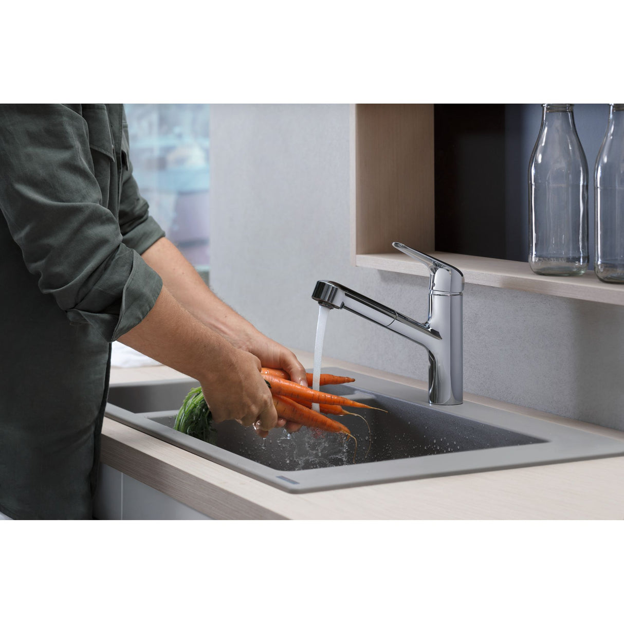 Mitigeur de cuisine Grohe chromé, robinet moderne, finition brillante, utilisé pour laver des carottes