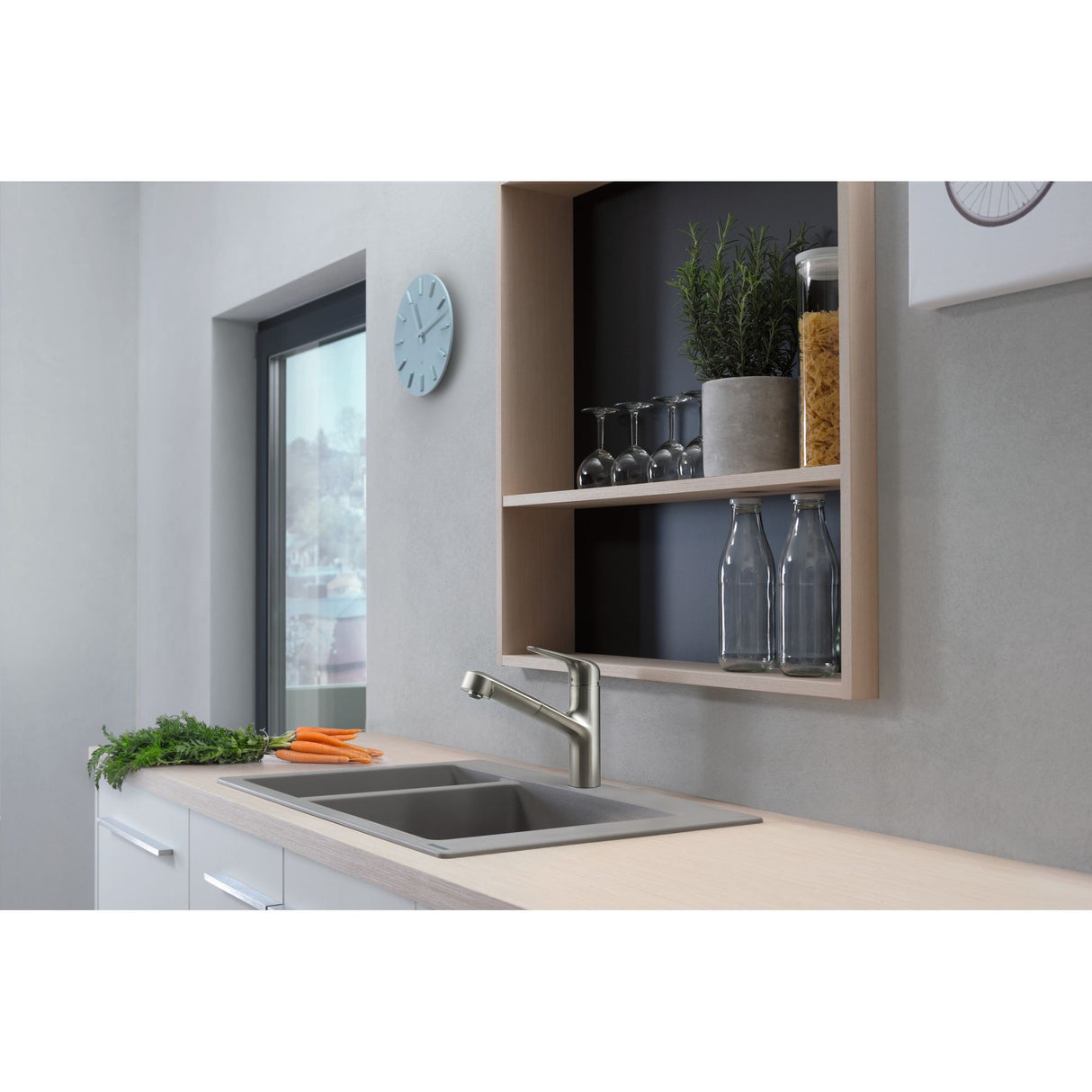 Mitigeur Grohe, robinet de cuisine chromé, installé sur évier inox, intérieur moderne.