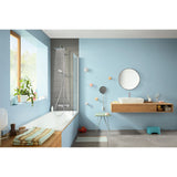 Colonne de douche Grohe, gris chromé, installée dans une salle de bain moderne lumineuse.
