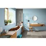 Salle de bain moderne Grohe, robinetterie chromée, murs bleus clairs, ambiance lumineuse.