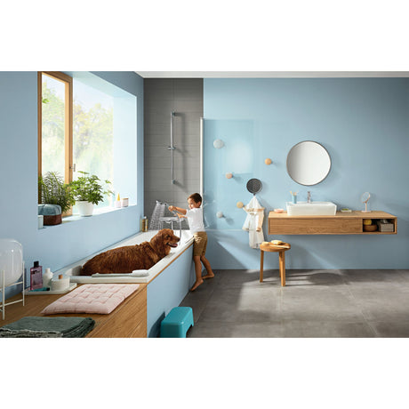 Salle de bain moderne Grohe, robinetterie chromée, murs bleus clairs, ambiance lumineuse.