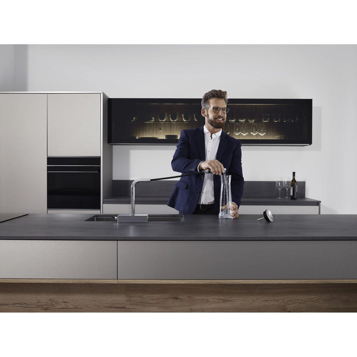 Robinet cuisine Grohe chromé, mitigeur moderne utilisé dans une cuisine design grise