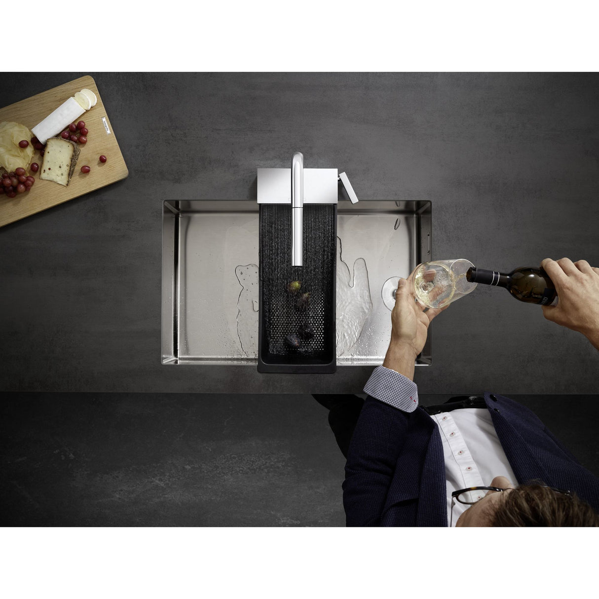 Robinet Grohe mitigeur de cuisine argent au-dessus d'un évier inox moderne