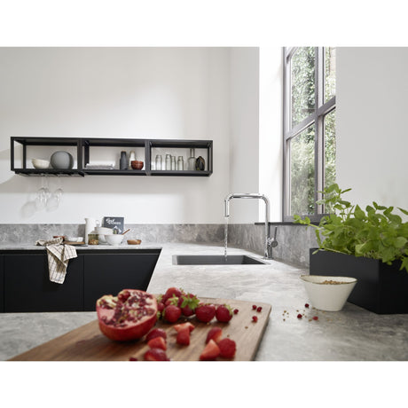 Mitigeur cuisine Grohe, robinet chromé, design moderne, couleur argenté.