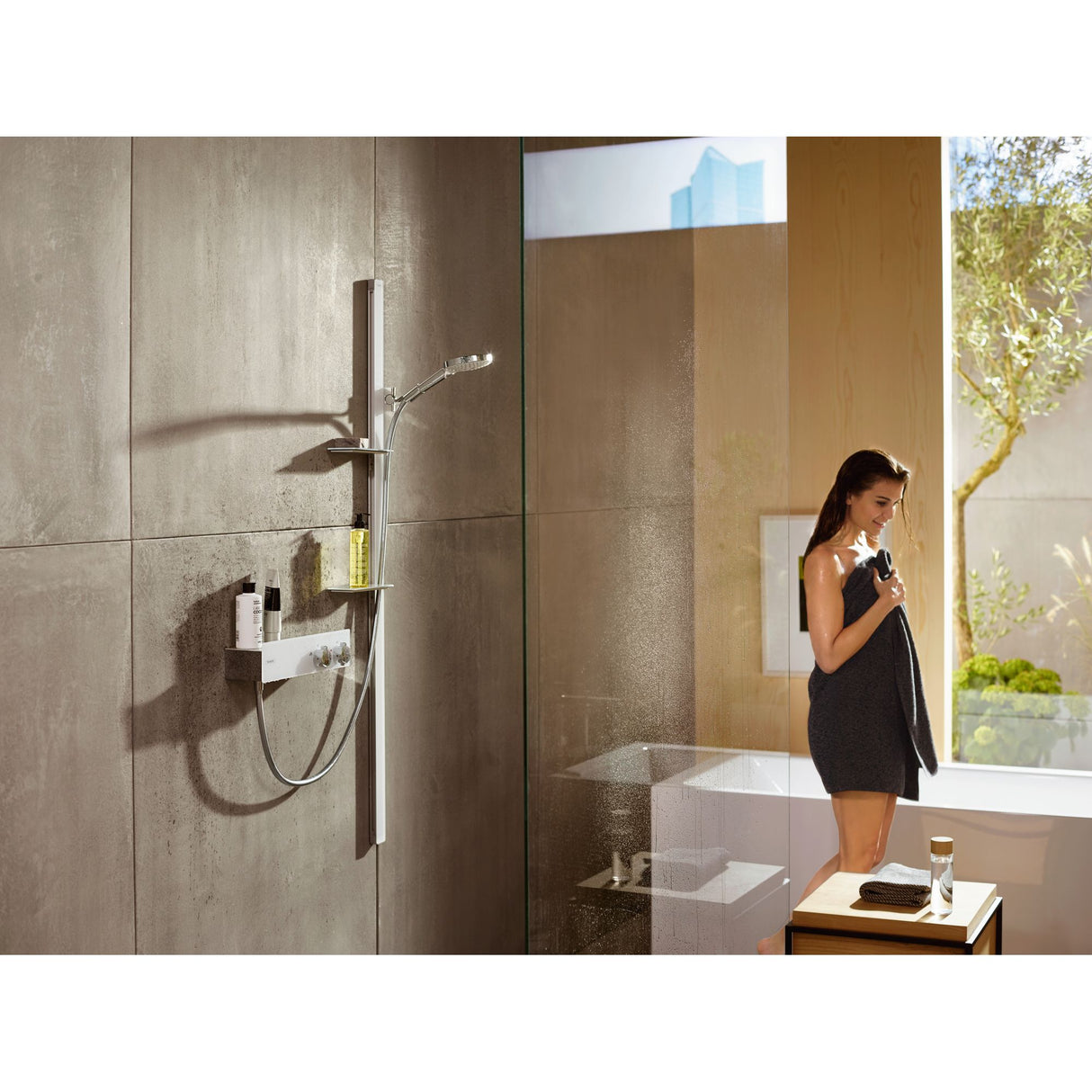 Colonne de douche Grohe, modèle mural, couleur chrome, dans une salle de bain moderne