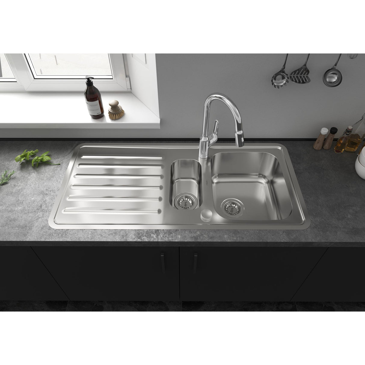 Évier inox Grohe double bac avec égouttoir, couleur argent, robinetterie moderne.