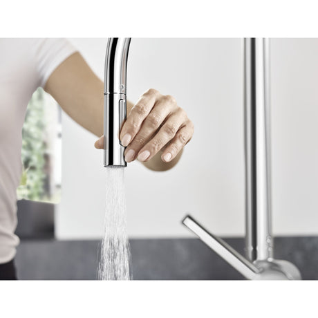Mitigeur de cuisine Grohe en inox chromé, robinet moderne avec douchette extractible.
