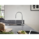 Mitigeur de cuisine Grohe, robinet chromé, design moderne, couleur argentée.