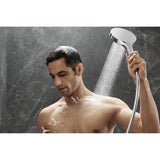 Douchette Grohe, pommeau de douche main, couleur chrome, utilisée sous la douche.