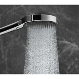Pommeau de douche Grohe, chromé, jet d'eau en fonctionnement, produit de salle de bain.