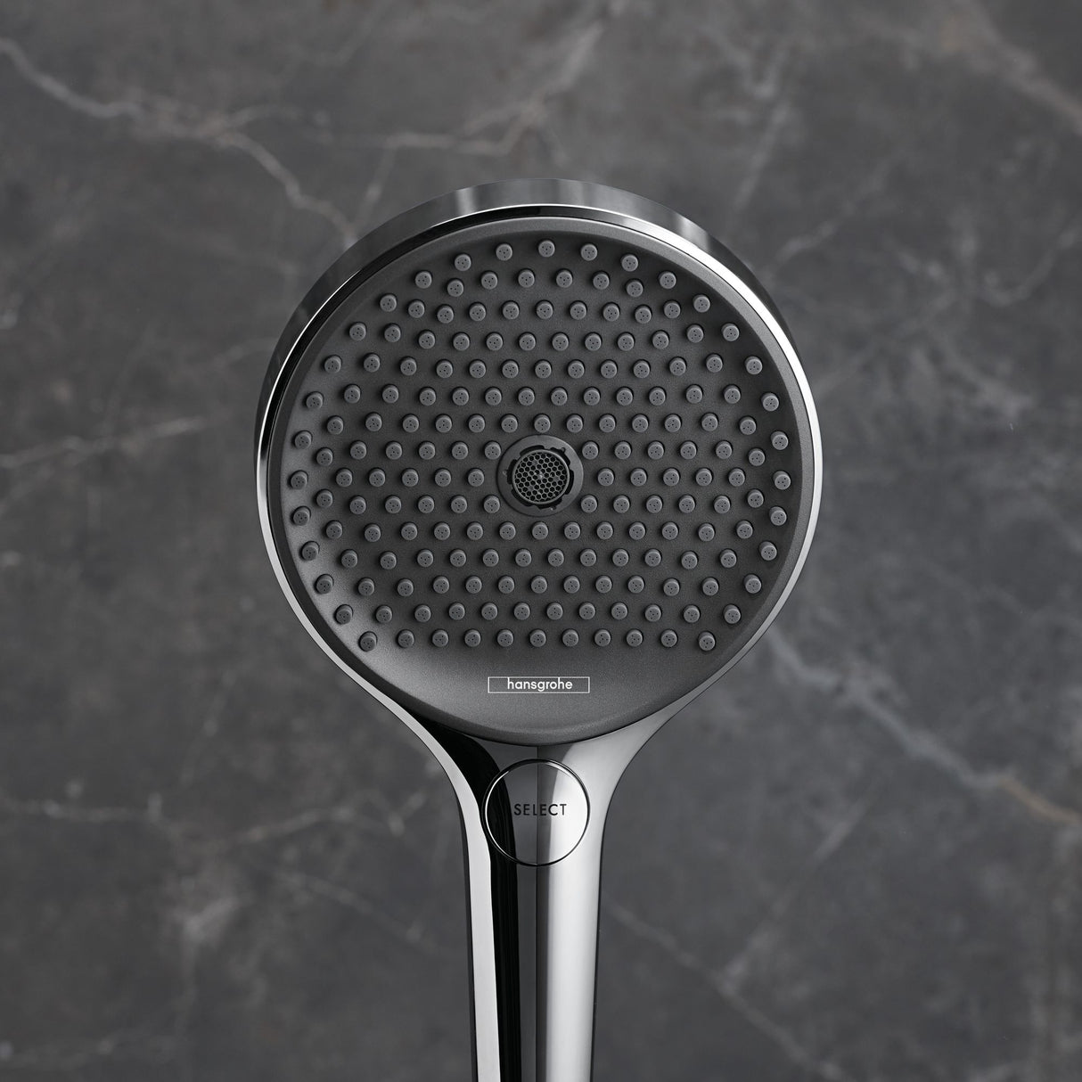 Douchette marque Hansgrohe, de type pommeau de douche, couleur noir et chrome, gros plan.