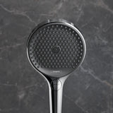 Douchette marque Hansgrohe, de type pommeau de douche, couleur noir et chrome, gros plan.