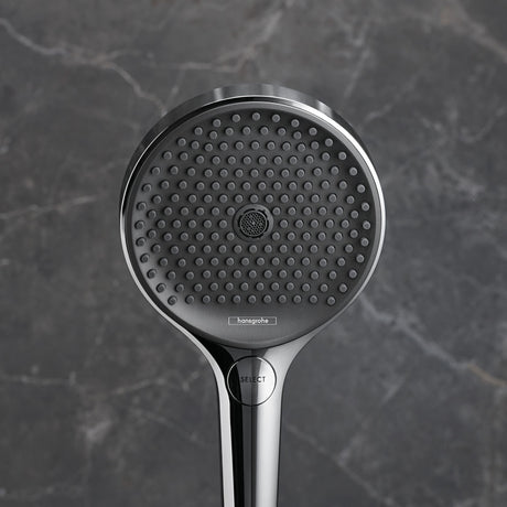 Douchette marque Hansgrohe, de type pommeau de douche, couleur noir et chrome, gros plan.