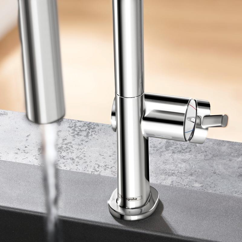 Mitigeur Grohe chromé pour évier de cuisine, robinet moderne finition argentée.