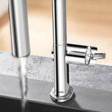 Mitigeur Grohe chromé pour évier de cuisine, robinet moderne finition argentée.