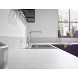 Mitigeur de cuisine Grohe chromé, robinet design moderne sur évier beige