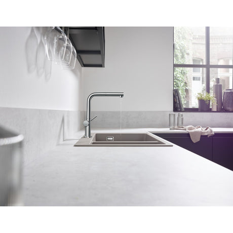 Mitigeur de cuisine Grohe chromé, robinet design moderne sur évier beige