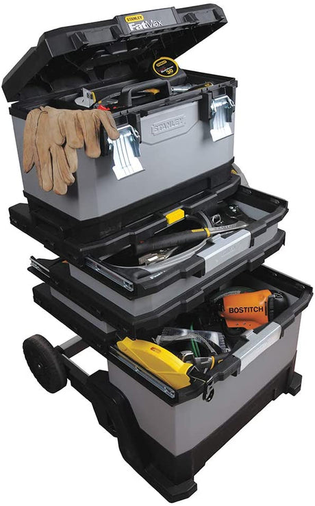Coffre à outils Stanley FatMax, couleur gris et noir, compartiments ouverts, plein d'outils.