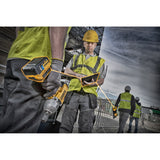 Perceuse-visseuse DeWalt sans fil jaune, outil électroportatif pour chantier.