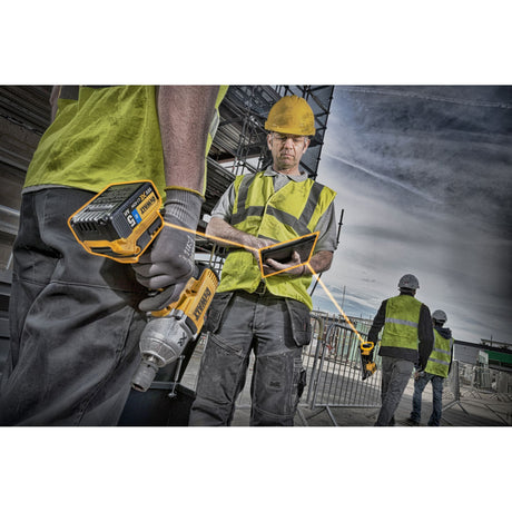 Perceuse-visseuse DeWalt sans fil jaune, outil électroportatif pour chantier.