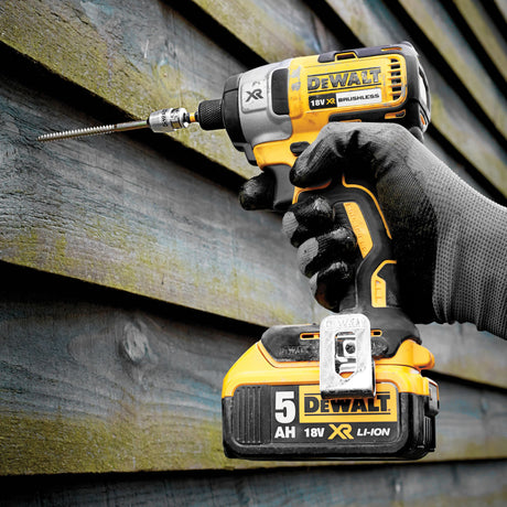Perceuse-visseuse sans fil DeWalt jaune et noire, utilisée, type outil électroportatif