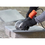 Meuleuse d’angle Facom noire et orange, outil électrique utilisé pour couper une dalle grise