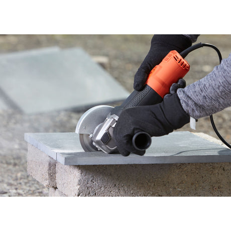 Meuleuse d’angle Facom noire et orange, outil électrique utilisé pour couper une dalle grise