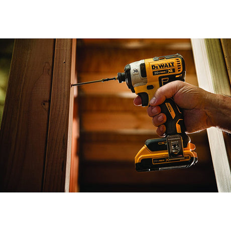 Perceuse-visseuse jaune et noire DEWALT en action sur bois, outil électroportatif.