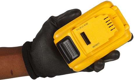 Batterie DeWalt, type batterie outil, couleur jaune, tenue dans une main gantée noire