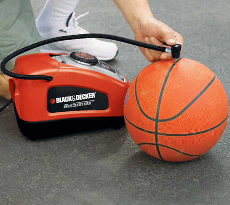 Compresseur Black+Decker, gonfleur portatif rouge, utilisé pour un ballon de basket orange