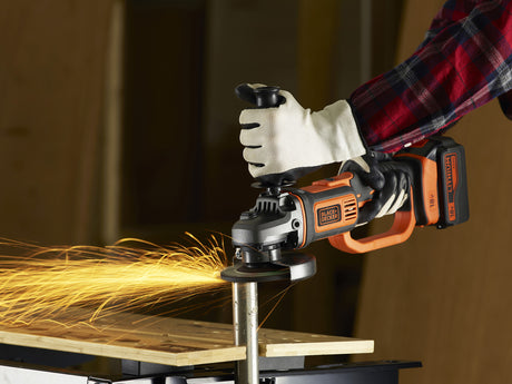 Meuleuse sans fil Black+Decker, outil électroportatif noir et orange, en action