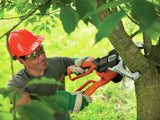 Élagueuse électrique Black+Decker orange, taille-haie pour bois, jardinage, en action.