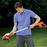 Débroussailleuse Black+Decker orange, outil de jardinage, tenue par un homme