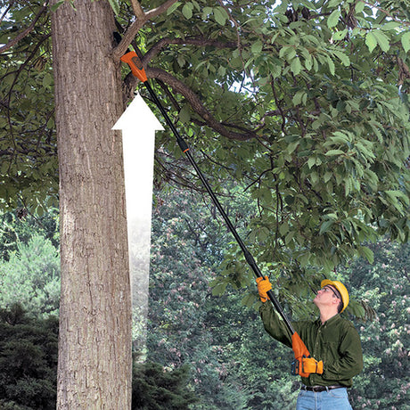 Élagueur télescopique Fiskars, outil de jardinage orange pour couper des branches en hauteur.