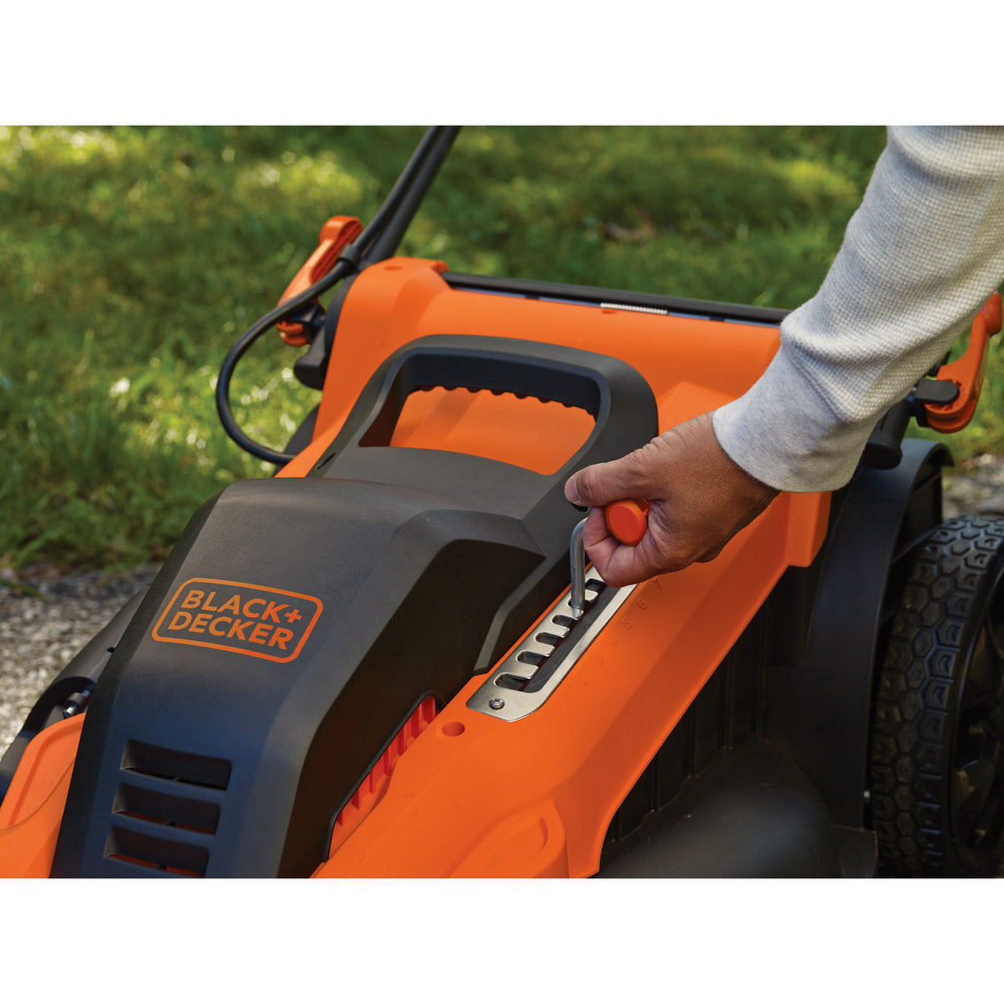 Tondeuse à gazon BLACK+DECKER, orange et noire, réglage de hauteur, jardin.