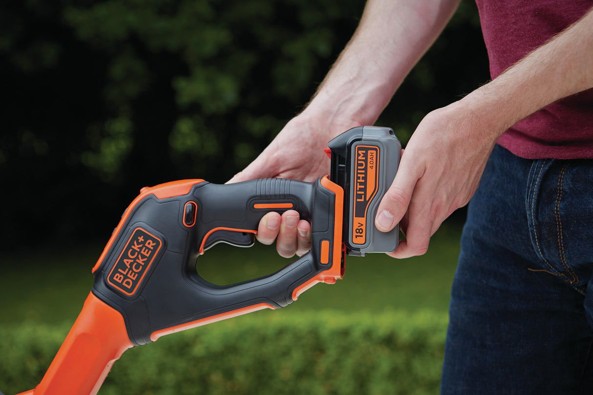 Marque Black+Decker, taille-haie électrique noir et orange avec batterie lithium 18V