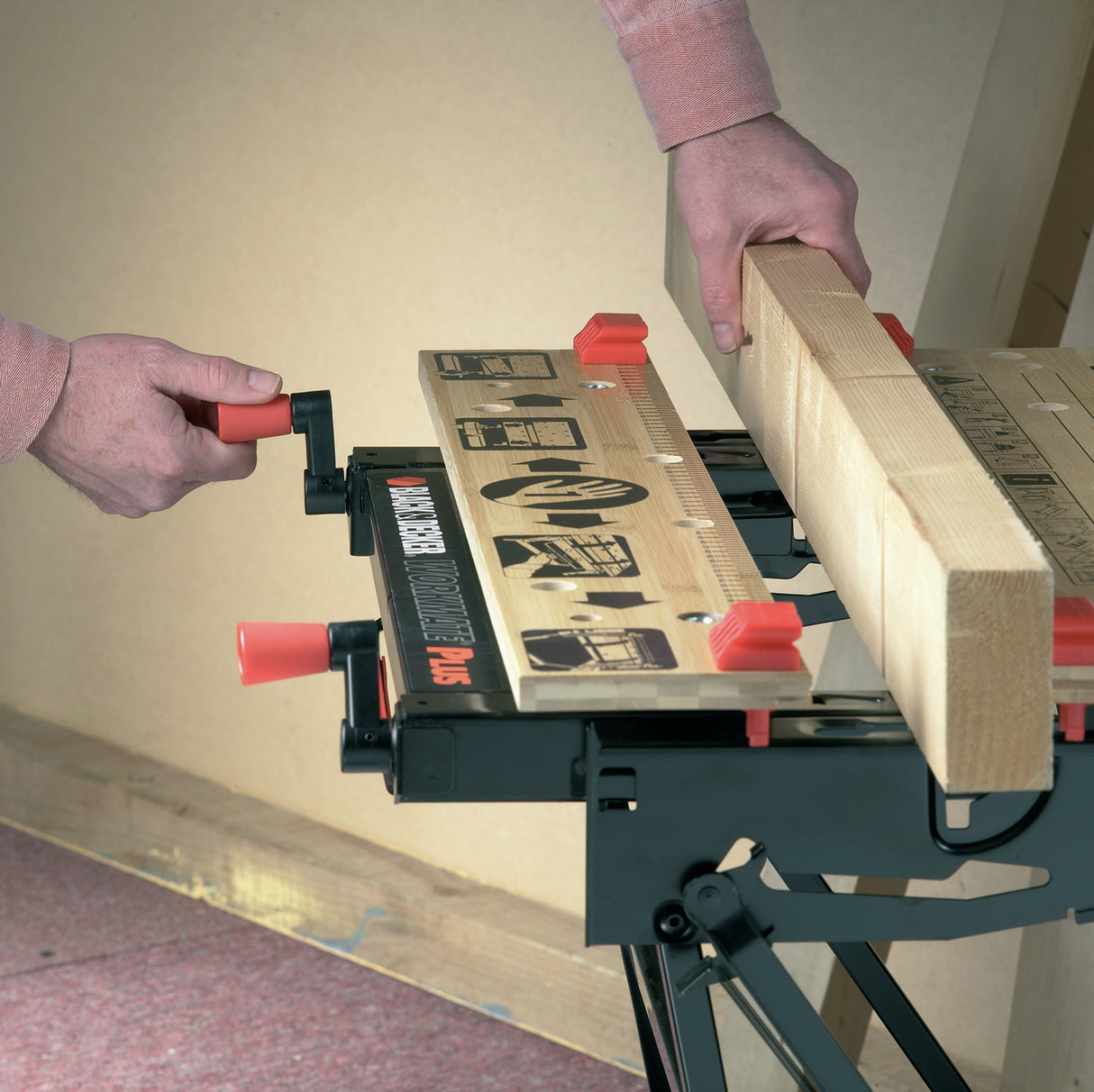 Établi pliant Black+Decker, type établi, couleur noire et bois, utilisé pour serrer une planche.