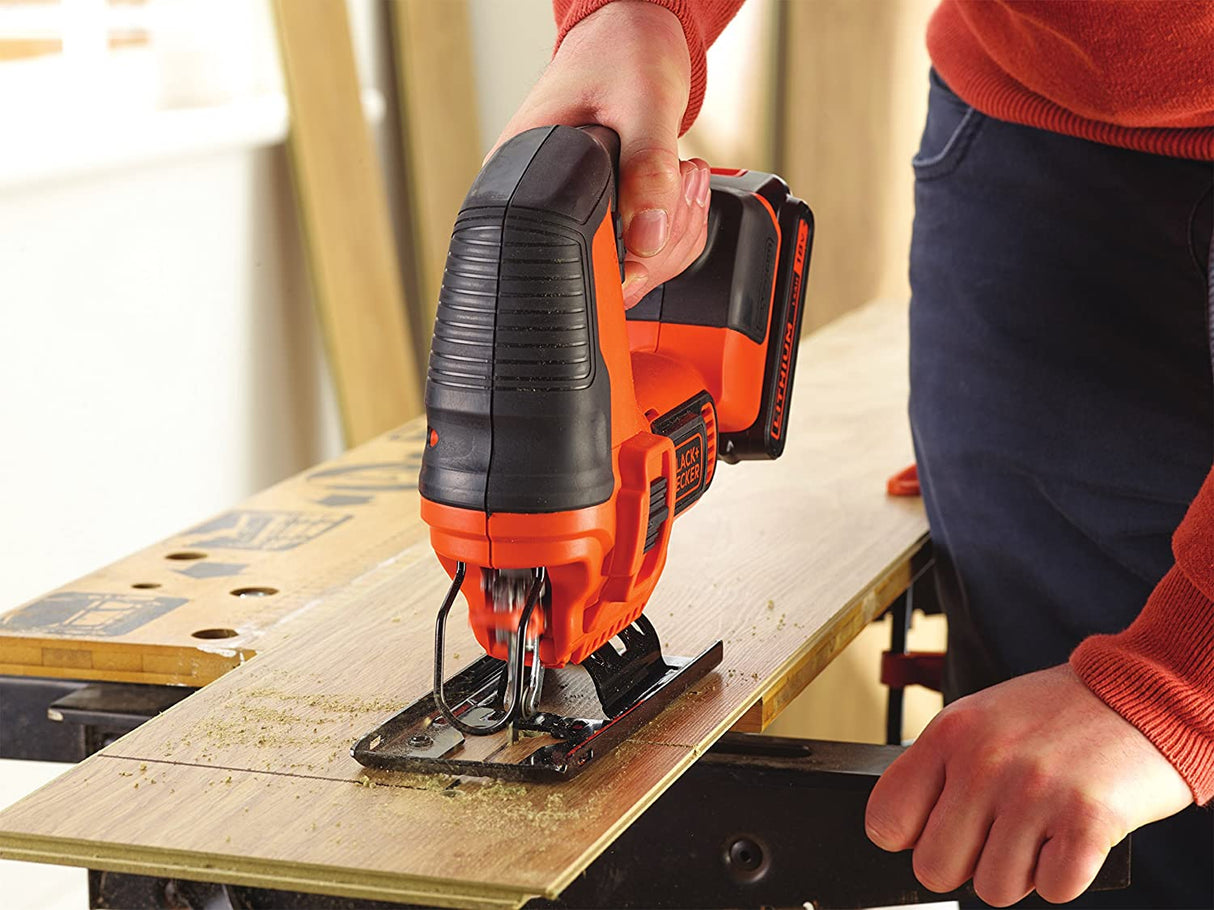 Scie sauteuse Black+Decker, électroportatif, couleur orange et noire, en action sur bois