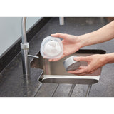 Filtre anti-calcaire Brita gris pour robinet, accessoire sanitaire de cuisine.